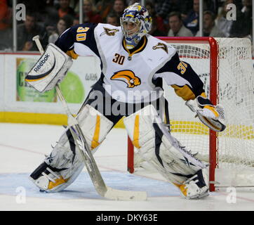 Jan 19, 2010 - Anaheim, Californie, USA - Sabres de Buffalo Ryan Miller gardien est représenté au cours d'un match de hockey contre les Ducks d'Anaheim au Honda Center. (Crédit Image : © Mark Samala/ZUMA Press) Banque D'Images