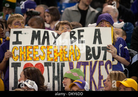 Le 21 novembre 2009 - Minneapolis, Minnesota, United States of America - les résidents du Wisconsin montrent leur appui des Vikings au cours du match entre les Packers de Green Bay et les Minnesota Vikings au Mall of America Field à Minneapolis, au Minnesota. Les Packers défait les Vikings 31-3. (Crédit Image : © Marilyn Indahl/ZUMAPRESS.com) Southcreek/mondial Banque D'Images