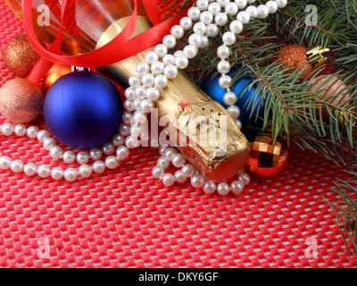 Bouteille de champagne avec boule de noël et diamants blancs, carte d'invitation Banque D'Images