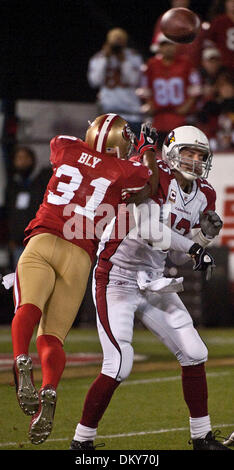 Dec 14, 2009 - San Francisco, Californie, États-Unis - San Francisco 49ers vs Arizona Cardinals à Candlestick Park Lundi, 14 décembre 2009. San Francisco 49ers Dre' Bly évoluait # 31 joncs Arizona Cardinals quarterback Kurt Warner # 13. (Crédit Image : © Al/ZUMApress.com) Golub Banque D'Images