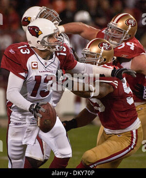 Dec 14, 2009 - San Francisco, Californie, États-Unis - San Francisco 49ers vs Arizona Cardinals à Candlestick Park Lundi, 14 décembre 2009. San Francisco 49ers de secondeur Ahmad Brooks # 55 et défensive fin Justin Smith # 94 arrêter Arizona Cardinals quarterback Kurt Warner # 13 pour faire passer. (Crédit Image : © Al/ZUMApress.com) Golub Banque D'Images