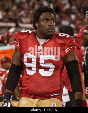 Dec 14, 2009 - San Francisco, Californie, États-Unis - San Francisco 49ers vs Arizona Cardinals à Candlestick Park Lundi, 14 décembre 2009. San Francisco 49ers attaquer défensif Ricky Jean-Francois # 95. (Crédit Image : © Al/ZUMApress.com) Golub Banque D'Images