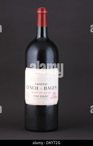 Une bouteille de vin rouge français Château Lynch Bages Grand Cru Classe Pauillac Bordeaux Banque D'Images