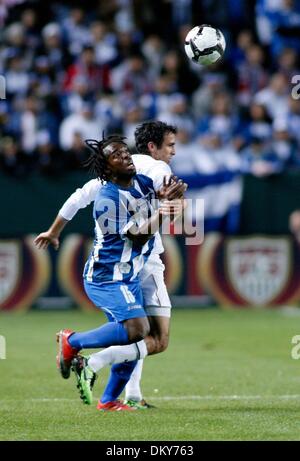 Jan 23, 2010 - Carson, Californie, Etats-Unis - Honduras L'avant WALTER MARTINEZ (15) et le défenseur JONATHAN BORNSTEIN (12) Bataille pour la balle. Le Honduras a gagné 3-1.L'équipe nationale américaine contre le Honduras (crédit Image : ZUMApress.com) Banque D'Images