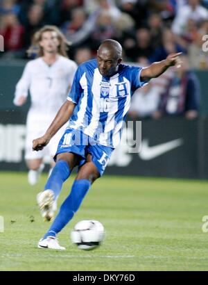 Jan 23, 2010 - Carson, Californie, Etats-Unis - Honduras L'avant JERRY PALACIOS (16) fissures qu'un coup de feu à l'objectif des États-Unis. Le Honduras a remporté 3-1. L'équipe nationale américaine contre le Honduras (crédit Image : ZUMApress.com) Banque D'Images