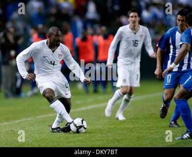 Jan 23, 2010 - Carson, Californie, États-Unis - le défenseur américain MARVELL WYNNE (4) passe le ballon à un coéquipier. Le Honduras a remporté 3-1. L'équipe nationale américaine contre le Honduras (crédit Image : ZUMApress.com) Banque D'Images