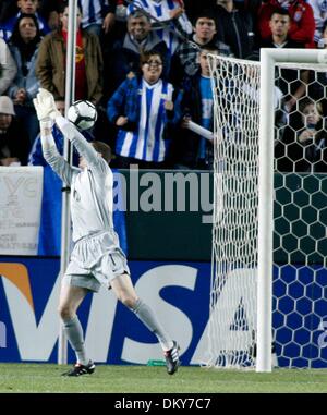 Jan 23, 2010 - Carson, Californie, USA - gardien de but AMÉRICAIN TROY PERKINS (1) imbroglios un tir au but. Le Honduras a remporté 3-1. L'équipe nationale américaine contre le Honduras (crédit Image : ZUMApress.com) Banque D'Images