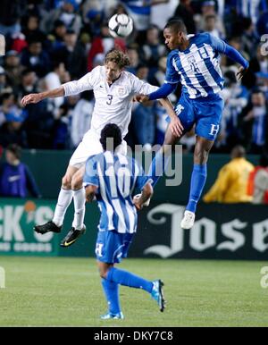 Jan 23, 2010 - Carson, Californie, États-Unis - le défenseur américain CLERENCE GOODSON (3) et le Honduras en avant GEORGIE (25) Bataille pour la balle. Le Honduras a remporté 3-1. L'équipe nationale américaine contre le Honduras (crédit Image : ZUMApress.com) Banque D'Images