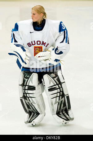 15 février 2010 - Vancouver, Colombie-Britannique, Canada - La MIRA KUISMA chauffe avant la ronde préliminaire de Hockey Femmes Finlande Russie 5-1 jeu blanc lors des Jeux Olympiques d'hiver de Vancouver 2010 (Crédit Image : ZUMApress.com) Banque D'Images