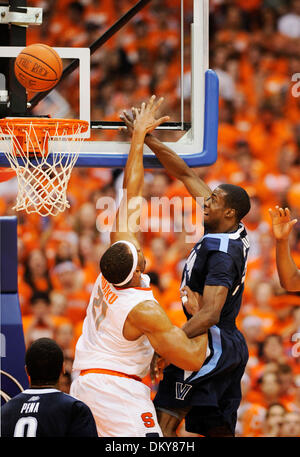 27 février 2010 : Villanova guard Dominic joue (23) va pour deux points tandis que Syracuse avant Arinze Onuaku (21) défend. Syracuse défait Villanova 95-77 dans un match up Big East Conference au Carrier Dome à Syracuse, New York.(Image Crédit : © Alan Schwartz/Cal/ZUMApress.com) Media Sport Banque D'Images