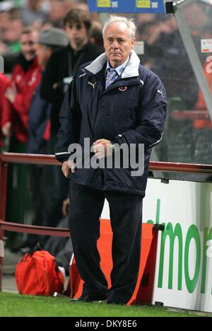 Avril 19, 1942 - Lansdowne Road, DUBLIN - KOBI KUHN.SUISSE COACH.REP D'IRLANDE V SUISSE.LANSDOWNE ROAD, DUBLIN.12-Oct-05.DV37966.K47873.APERÇU DE LA COUPE DU MONDE 2006.(Image Crédit : © Globe Photos/ZUMAPRESS.com) Banque D'Images