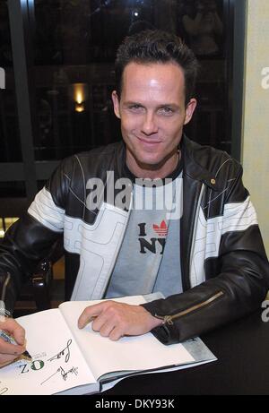 1 janvier, 1980 - Los Angeles, Californie, USA - K29415TR.LIVRE SIGNATURE - Fonte d'HBO SHOW - OZ.Barnes & Noble - le bosquet, LOS ANGELES, CA.03/06/2003. TOM RODRIGUEZ / 2003.DEAN WINTERS(Image Crédit : © Globe Photos/ZUMAPRESS.com) Banque D'Images