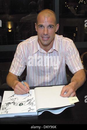 1 janvier, 1980 - Los Angeles, Californie, USA - K29415TR.LIVRE SIGNATURE - Fonte d'HBO SHOW - OZ.Barnes & Noble - le bosquet, LOS ANGELES, CA.03/06/2003. TOM RODRIGUEZ / 2003.R.E. RODGERS(Image : © Crédit Photos Globe/ZUMAPRESS.com) Banque D'Images