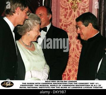 8 juin 1998 - Londres, Royaume-Uni - la reine Elizabeth II est introduit à Sir Cameron Mackintosh, à son arrivée pour le concert ''Hey Mr producteur ! Le monde musical de Sir Cameron Mackintosh dans l'aide de l'Institut royal national pour les aveugles au London's Lyceum Theatre ce soir (lundi). (Homme avec des lunettes sur le côté gauche de la Reine non identifiés) John Stillwell/PA. WPA (Rota)(Credit Banque D'Images