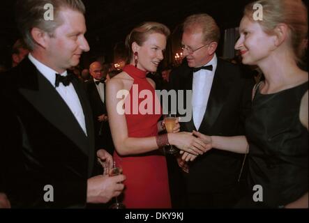 11 septembre, 2000 - New York, NEW YORK, USA - NEW YORK, NY - SEPT. 11, 2000 - Le Prince Philippe et la Princesse Mathilde de Belgique se mêlent au cours de la Chambre de Commerce Belgian-American réception au Metropolitan Club, à New York, lundi soir. ( JOCK FISTICK-IMAPRESS)(Image Crédit : © Globe Photos/ZUMAPRESS.com) Banque D'Images