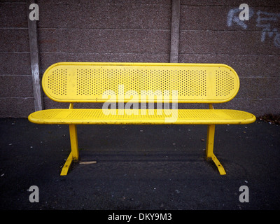 Banc en métal peint moderne jaune en aire de UK Banque D'Images