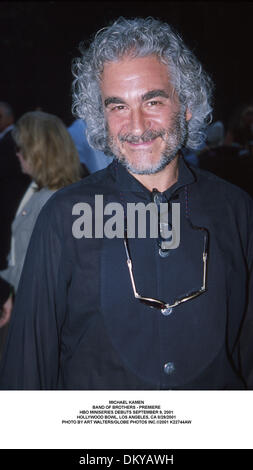 30 août 2001 - Los Angeles, Californie, USA - MICHAEL KAMEN.BAND OF BROTHERS - PREMIERE.MINI-SÉRIE HBO LANCE 9 SEPTEMBRE 2001.Hollywood Bowl, à Los Angeles, CA 8/29/2001. WALTERS ART/ 2001 K22744AW(Image Crédit : © Globe Photos/ZUMAPRESS.com) Banque D'Images