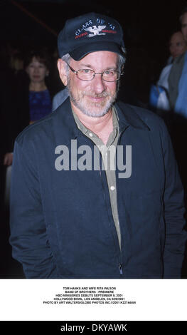 30 août 2001 - Los Angeles, Californie, USA - Steven Spielberg.BAND OF BROTHERS - PREMIERE.MINI-SÉRIE HBO LANCE 9 SEPTEMBRE 2001.Hollywood Bowl, à Los Angeles, CA 8/29/2001. WALTERS ART/ 2001 K22744AW(Image Crédit : © Globe Photos/ZUMAPRESS.com) Banque D'Images