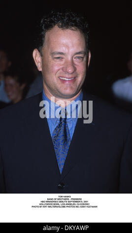 30 août 2001 - Los Angeles, Californie, USA - Tom Hanks.BAND OF BROTHERS - PREMIERE.MINI-SÉRIE HBO LANCE 9 SEPTEMBRE 2001.Hollywood Bowl, à Los Angeles, CA 8/29/2001. WALTERS ART/ 2001 K22744AW(Image Crédit : © Globe Photos/ZUMAPRESS.com) Banque D'Images
