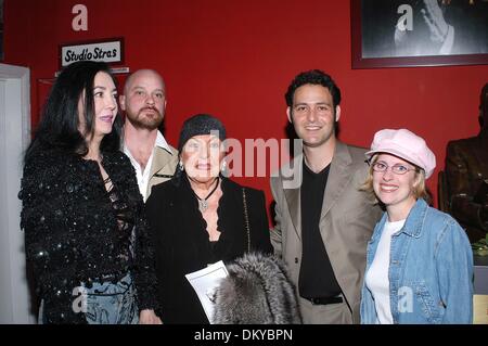 26 mars 2002 - Hollywood, Californie, USA - K28933TR.PLAY - RÉUNION À PRAGUE.LEE STRASBERG CREATIVE CENTER, Hollywood, CA.02/14/2003. TOM RODRIGUEZ / 2003.JACQUELINE STONE, DAVE WOLFE, LILLY LAWRENCE, David Lee Strasberg AVEC FEMME LINDSEY LEE STRASBERG(Image Crédit : © Globe Photos/ZUMAPRESS.com) Banque D'Images