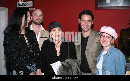 26 mars 2002 - Hollywood, Californie, USA - K28933TR.PLAY - RÉUNION À PRAGUE.LEE STRASBERG CREATIVE CENTER, Hollywood, CA.02/14/2003. TOM RODRIGUEZ / 2003.JACQUELINE STONE, DAVE WOLFE, LILLY LAWRENCE, David Lee Strasberg AVEC FEMME LINDSEY LEE STRASBERG(Image Crédit : © Globe Photos/ZUMAPRESS.com) Banque D'Images