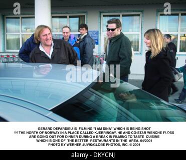 Le 1er avril 2001 - Oslo, Norvège - GERARD DEPARDIEU EST FILMER ''I AM DINA'' qui est d'être abattu. Dans le NORD DE LA NORVÈGE DANS UN ENDROIT APPELÉ KJERRINGAY. Il ET CO-STAR WENCHE .FLOSS SONT D'ALLER DÎNER AU COURS D'UNE PAUSE DANS LE TOURNAGE pour déguster une cuisine traditionnelle. Qui est l'UN DES MEILLEURS RESTAURANTS DE LA RÉGION. 04/2001 . WERNER JUVIK/(2001 Image : © Crédit Photos Globe/ZUMAPRESS.com) Banque D'Images