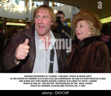 Le 1er avril 2001 - Oslo, Norvège - GERARD DEPARDIEU EST FILMER ''I AM DINA'' qui est d'être abattu. Dans le NORD DE LA NORVÈGE DANS UN ENDROIT APPELÉ KJERRINGAY. Il ET CO-STAR WENCHE .FLOSS SONT D'ALLER DÎNER AU COURS D'UNE PAUSE DANS LE TOURNAGE pour déguster une cuisine traditionnelle. Qui est l'UN DES MEILLEURS RESTAURANTS DE LA RÉGION. 04/2001 . WERNER JUVIK/(2001 Image : © Crédit Photos Globe/ZUMAPRESS.com) Banque D'Images