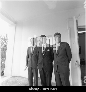 Le président John F. Kennedy est aux côtés de ses frères, le procureur général Robert F. Kennedy et le sénateur Edward Moore Kennedy. L'image capture la famille Kennedy à un moment important de leur carrière politique dans les années 1960 Banque D'Images