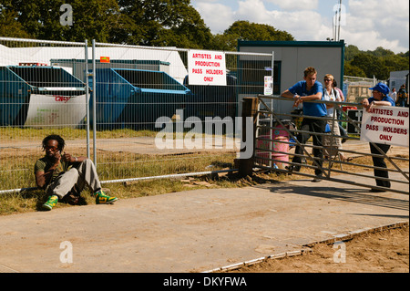 Barrière de sécurité pour l'autre étape, Glastonbury Festival 2004, Somerset, Angleterre, Royaume-Uni. Banque D'Images