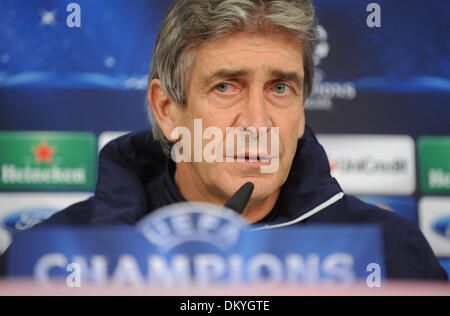 Munich, Allemagne. 09Th Dec, 2013. Manchester City's head coach Manuel Pellegrini tient une conférence de presse à l'Allianz Arena de Munich, Allemagne, 09 décembre 2013. Manchester United rencontrera le Bayern Munich dans le dernier match de la phase de groupe de la Ligue des Champions saison 2013-2014 le 10 décembre 2013. Photo : Andreas GEBERT/dpa/Alamy Live News Banque D'Images