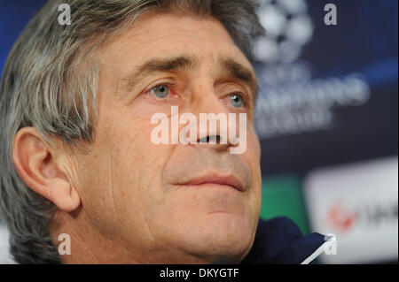 Munich, Allemagne. 09Th Dec, 2013. Manchester City's head coach Manuel Pellegrini tient une conférence de presse à l'Allianz Arena de Munich, Allemagne, 09 décembre 2013. Manchester United rencontrera le Bayern Munich dans le dernier match de la phase de groupe de la Ligue des Champions saison 2013-2014 le 10 décembre 2013. Photo : Andreas GEBERT/dpa/Alamy Live News Banque D'Images