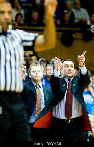 Le 17 janvier 2010 - Durham, Caroline du Nord, États-Unis - 17 janvier 2009 : Duc l'entraîneur-chef Mike Krzyzewski appelle une pièce à la fin de second semestre..Duc dépasse celle des forêts service pour une victoire 90-70 à Cameron Indoor Stadium, Duke University, Durham NC.Crédit obligatoire : Mark Abbott / Southcreek Global (Image Crédit : © Mark Abbott Global/ZUMApress.com)/Southcreek Banque D'Images