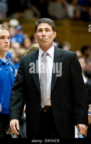 Le 17 janvier 2010 - Durham, Caroline du Nord, États-Unis - 17 janvier 2009 : Dino Gaudio Service l'entraîneur-chef des forêts..Duc dépasse celle des forêts service pour une victoire 90-70 à Cameron Indoor Stadium, Duke University, Durham NC.Crédit obligatoire : Mark Abbott / Southcreek Global (Image Crédit : © Mark Abbott Global/ZUMApress.com)/Southcreek Banque D'Images