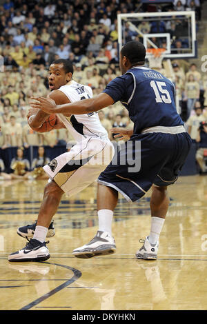 20 janvier 2010 - Pittsburgh, Pennsylvania, USA - 20 janvier 2010 : Université de Pittsburgh premier garde Jermaine Dixon (24) tente d'obtenir de l'Université de Georgetown aroun garde junior Austin Freeman (15)dans la première moitié du jeu de basket-ball de NCAA Big East action au Centre d'événements Petersen à Pittsburgh, PA..Jeu lié à la moitié 31-31.Crédit obligatoire : Dean M. Beattie (Image Crédit : © De Banque D'Images