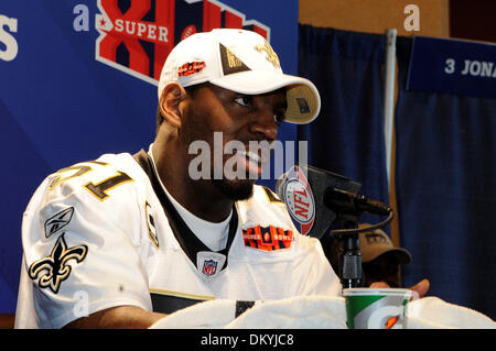 02 février 2010 - Miami, Floride, États-Unis - 02 Février 2010 : Saints LB # 51 Jonathan Vilma.au cours de la Journée des médias, Superbowl 44 au Sun Life Stadium (AKA Dolphins Stadium) à Miami, en Floride. ..Superbowl XLIV (44), sera joué le 7 février, 2010 atSun Life Stadium (AKA Dolphins Stadium) à Miami, en Floride. (Crédit Image : © Brad Barr/ZUMApress.com) Southcreek/mondial Banque D'Images