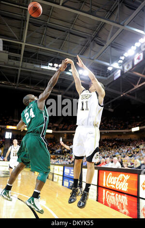 Le 13 févr. 2010 - Orlando, Floride, États-Unis - 13 Février 2010 # 11:UCF guard Isaac Sosa durant la partie tenue à l'UCF Arena à Orlando en Floride, dans lequel l'UCF (Tulane battre 62-54. (Crédit Image : © Brad Barr/ZUMApress.com) Southcreek/mondial Banque D'Images