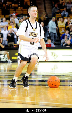 Le 13 févr. 2010 - Orlando, Floride, États-Unis - 13 février 2010:UCF guard # 3 AJ Rompza durant la partie tenue à l'UCF Arena à Orlando en Floride, dans lequel l'UCF (Tulane battre 62-54. (Crédit Image : © Brad Barr/ZUMApress.com) Southcreek/mondial Banque D'Images
