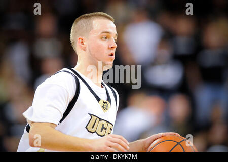 Le 13 févr. 2010 - Orlando, Floride, États-Unis - 13 février 2010:UCF guard # 3 AJ Rompza durant la partie tenue à l'UCF Arena à Orlando en Floride, dans lequel l'UCF (Tulane battre 62-54. (Crédit Image : © Brad Barr/ZUMApress.com) Southcreek/mondial Banque D'Images