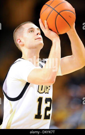 Le 13 févr. 2010 - Orlando, Floride, États-Unis - 13 Février 2010 # 12:UCF guard Taylor Young au cours de la partie tenue à l'UCF Arena à Orlando en Floride, dans lequel l'UCF (Tulane battre 62-54. (Crédit Image : © Brad Barr/ZUMApress.com) Southcreek/mondial Banque D'Images