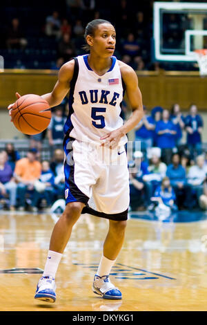 Le 21 février 2010 - Durham, Caroline du Nord, États-Unis - 21 Février 2009 : Ducs # 5 Jasmine Thomas junior Garde côtière canadienne cherche une ouverture..Duc bat Maryland 71-59 à Cameron Indoor Stadium Durham NC..Crédit obligatoire : Mark Abbott / Southcreek Global (Image Crédit : © Mark Abbott Global/ZUMApress.com)/Southcreek Banque D'Images