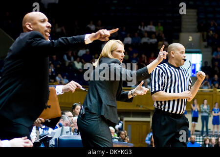 Le 21 février 2010 - Durham, Caroline du Nord, États-Unis - 21 Février 2009 : Brenda Frese Maryland entraîneur en chef dirige ses joueurs.Duc bat Maryland 71-59 à Cameron Indoor Stadium Durham NC..Crédit obligatoire : Mark Abbott / Southcreek Global (Image Crédit : © Mark Abbott Global/ZUMApress.com)/Southcreek Banque D'Images