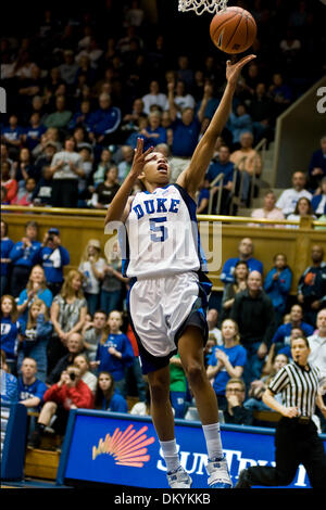 Le 21 février 2010 - Durham, Caroline du Nord, États-Unis - 21 Février 2009 : Ducs # 5 Jasmine Thomas junior guard disques durs au cerceau..Duc mène 36-33 à la moitié du Maryland.Crédit obligatoire : Mark Abbott / Southcreek Global (Image Crédit : © Mark Abbott Global/ZUMApress.com)/Southcreek Banque D'Images