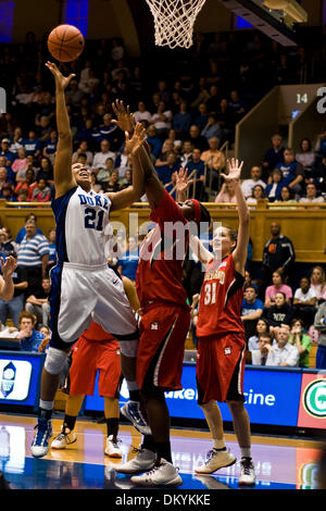 Le 21 février 2010 - Durham, Caroline du Nord, États-Unis - 21 Février 2009 : Ducs # 21 Joy joue sur les pousses de l'avant premier défenseur du Maryland Maryland.Duc mène 36-33 à la mi-temps.Crédit obligatoire : Mark Abbott / Southcreek Global (Image Crédit : © Mark Abbott Global/ZUMApress.com)/Southcreek Banque D'Images