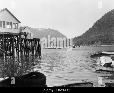 Wrangell Narrows, en Alaska. Vue montrant l'hangar flotteur, à au sud-ouest. 11 juin 1948. 298802 Banque D'Images