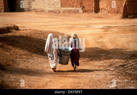 La population touareg de Timimoun en Algérie. Deux femmes à la maison du marché. Banque D'Images