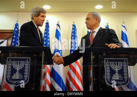 Kerry secrétaire serre la main du Premier Ministre israélien Netanyahu Banque D'Images