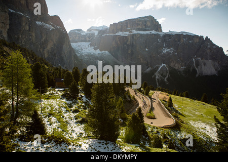 Pack de cyclistes roulent par une montagne au cours de la-Maratona dles Dolomites course en Italie, 2013 Banque D'Images