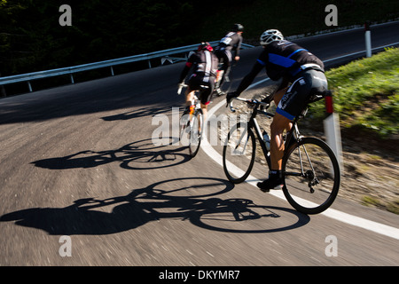 Les cyclistes autour d'un virage pendant la course-Maratona dles Dolomites en Italie, 2013 Banque D'Images