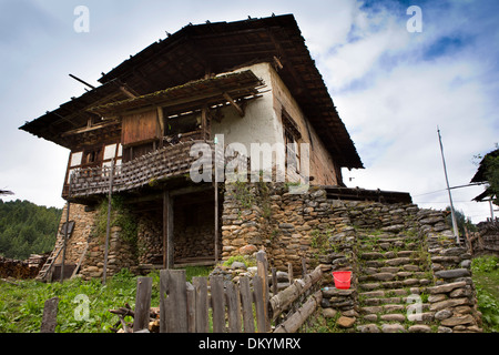 Le Bhoutan, la vallée de Bumthang, Gaytsa Village, marches de pierre à pans de bois traditionnel Banque D'Images