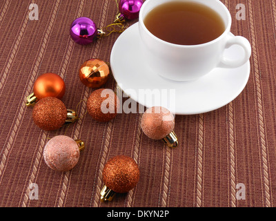 Tasse thé blanc et boules de noël, maison de vacances concept Banque D'Images